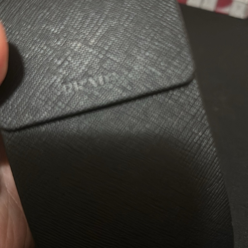 Prada - Picture 2 of 3